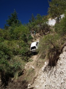 Samochod sciagany z klifu