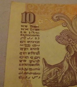 10 rupii - w 16 głównych alfabetach