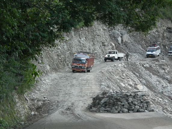 Droga w hinduskich Himalajach po monsunie