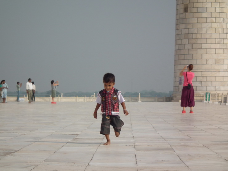 na dziedzińcu Taj Mahal