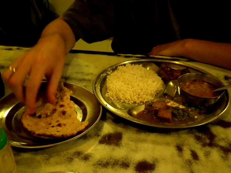 od lewej: ciapati, ryż, warzywa curry, dhal i paneer z groszkiem