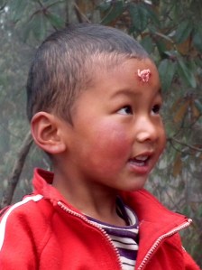 Młody Sherpa z rytualną tiką