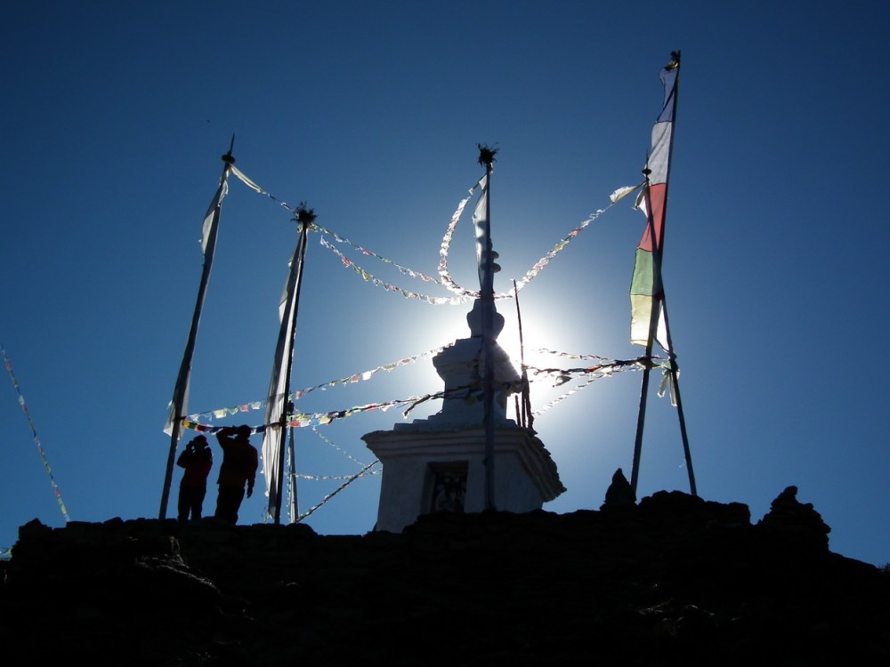 wschód słońca nad świątynią w górach