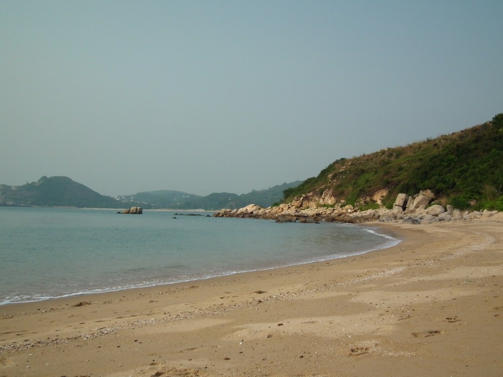 dzika plaża na wyspie Lamma