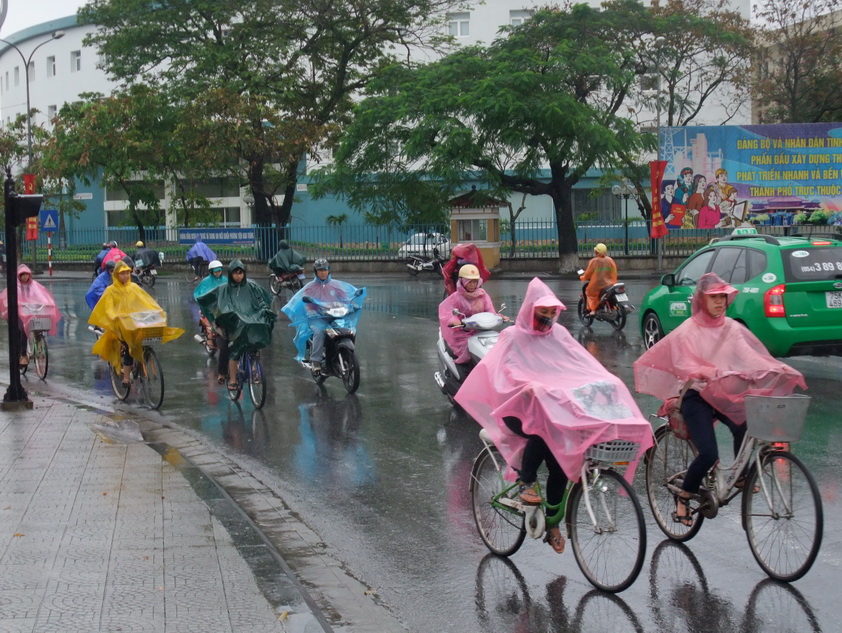 I'm cycling in the rain, what a glorious day, na na na...