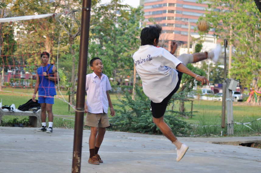 bardzo popularny w Tajlandii takraw, czyli siatkonoga (mają tu nawet mistrzostwa)