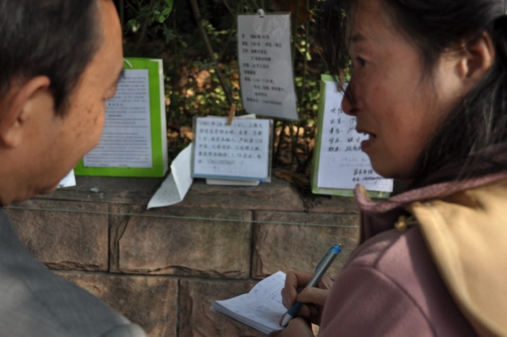 I mówi pan, że zarabia 6 tysięcy? I ma mieszkanie?