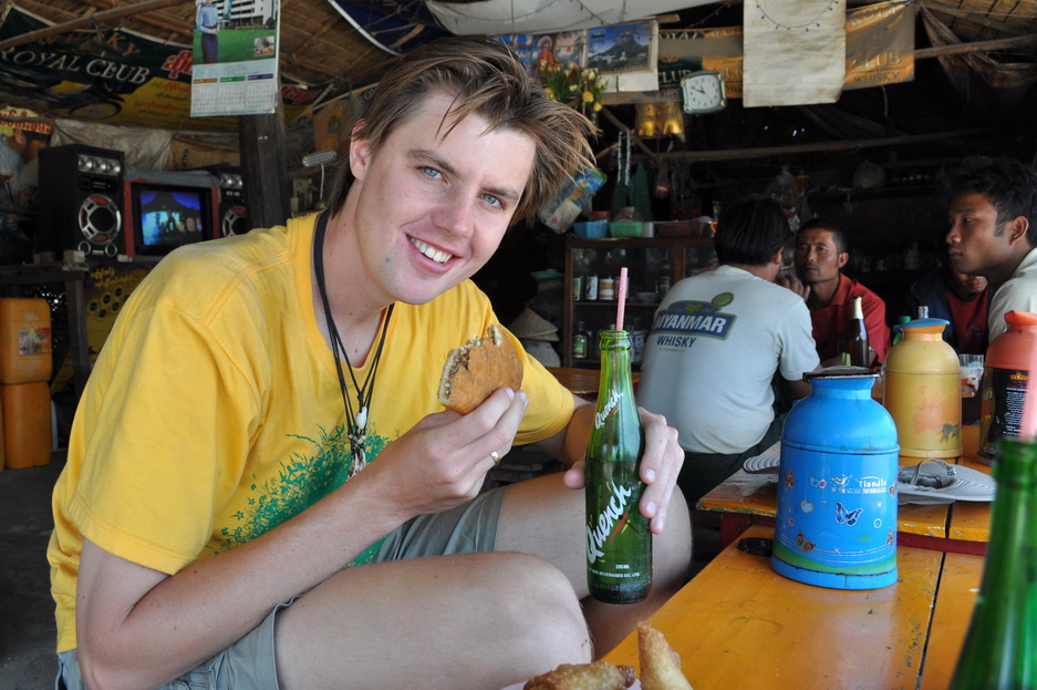 Pampuch nadziewany orzeszkami i Quench - nasz codzienny birmański nałóg