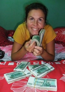 Najwyższy birmański nominał to 1000 kyatów, czyli około dolara, co znowu oznacza noszenie reklamówki pieniędzy