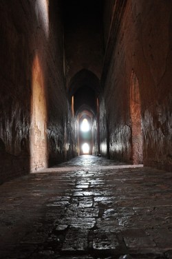 Korytarze co potężniejszych świątyń oferują odrobinę wytchnienia od niemiłosiernych upałów