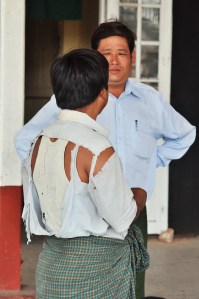 "No, koszulina mi się trochę przetarła na plecach i nawet nie miałem kiedy zacerować..."