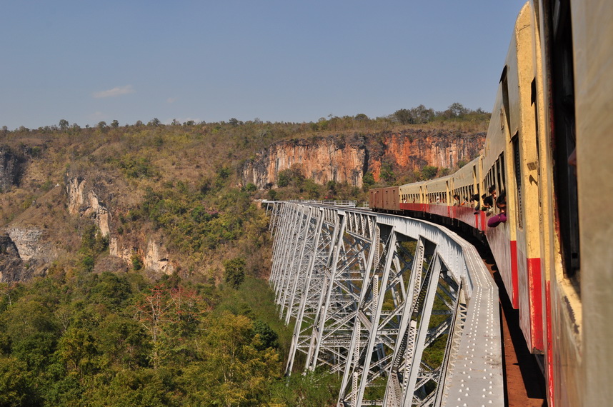 Przejazd wiaduktem Gokteik. Trzeba przyznać, że niezły, ale widywaliśmy lepsze widoki