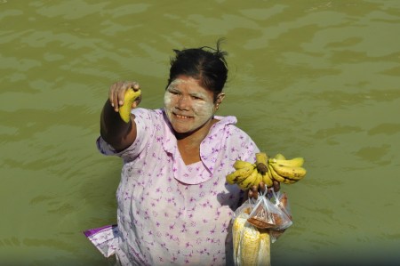 Urocza ekspedientka dla wygody klientów gotowa wejść do rzeki nawet po szyję