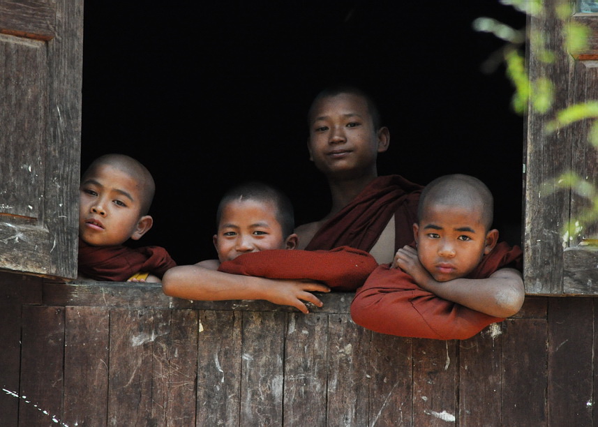 Młodzi mnisi kontemplujący obecność białych twarzy w ich nieodwiedzanym na ogół klasztorze