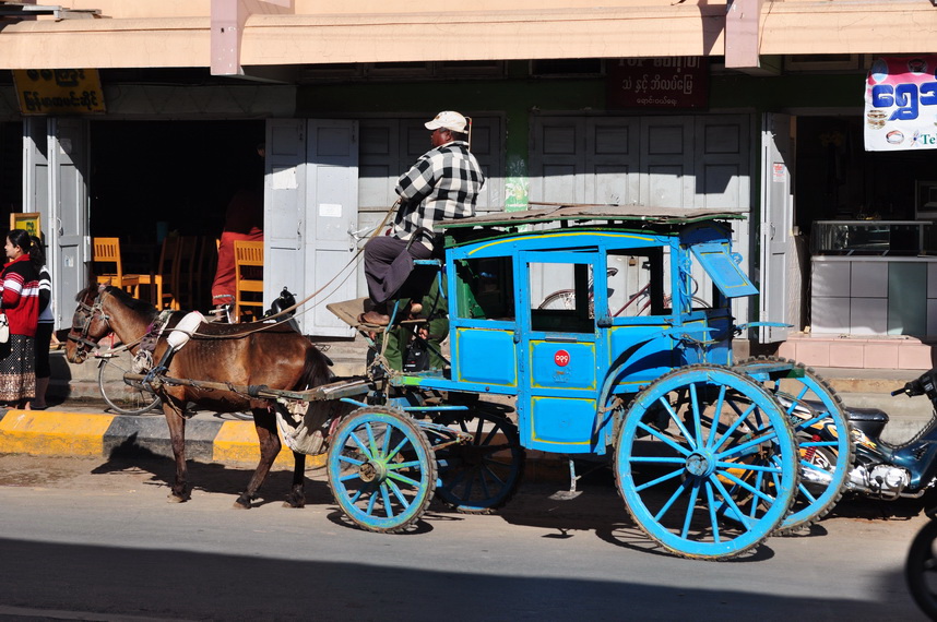 To nie jest ciekawostka ani żart. Tak naprawdę wyglądają współczesne taksówki na ulicach Pyin-U-Lwin. Innych nie ma.