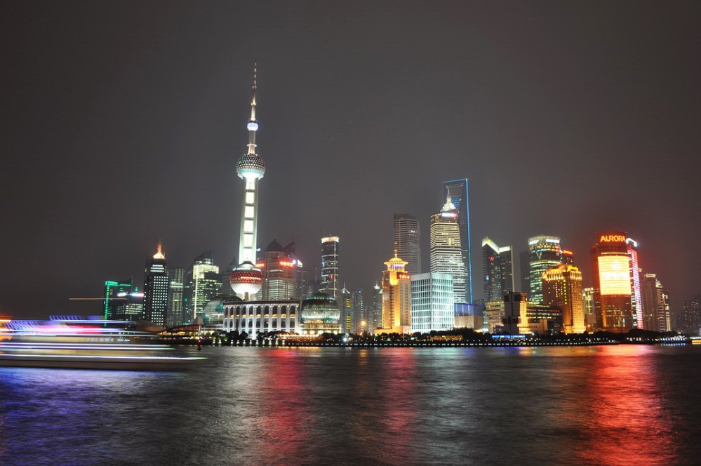 Nasza droga biegnie raczej dróżką wiejską, ale okazjonalne "Miasta Świata" trafiają się na szlaku. Tu szanghajski Pudong nocą.