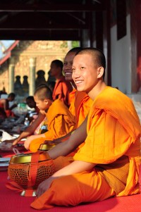 Młodzi mnisi przygotowujący się do dorocznego święta jednej ze świątyń w Luang Prabang