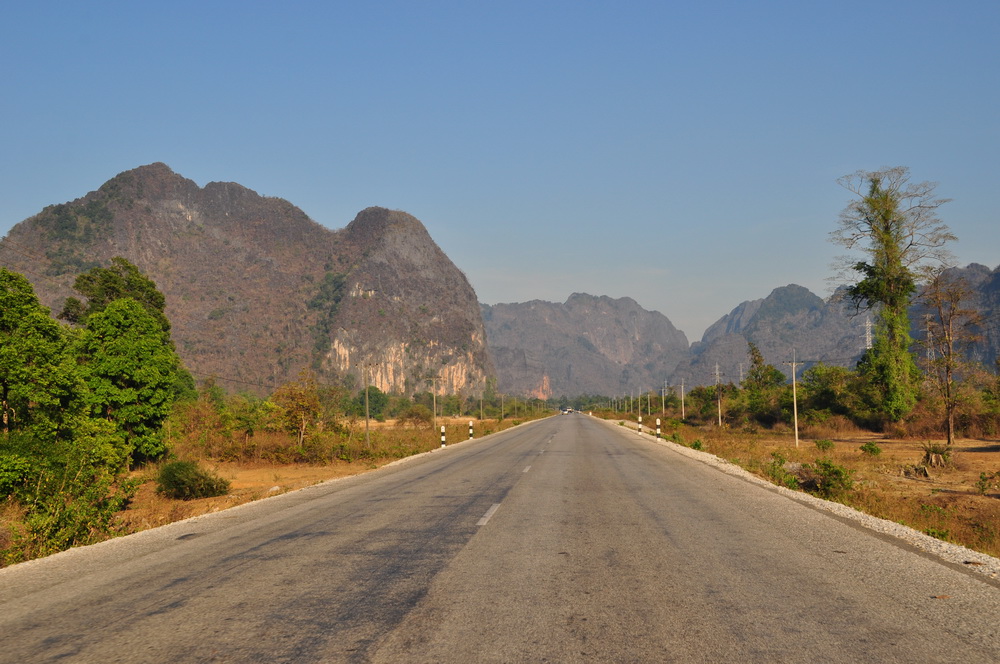 Przez calutki Laos z północy na południe biegnie "trzynastka" pełniąca tutaj funkcję autostrady