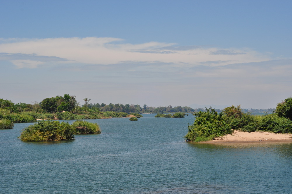 Mekong w Si Phan Don o dziwo kusi pięknym błękitem. Możliwości samooczyszczania się wody są doprawdy zdumiewające