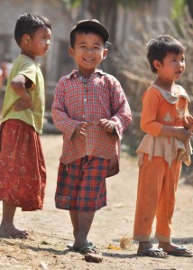 W każdym zakątku Birmy podróżnika witają rozbrajające uśmiechy dzieciaków i dorosłych