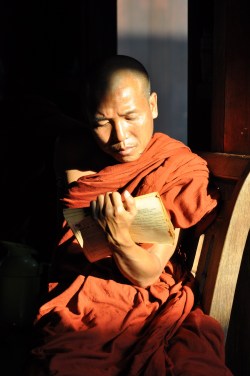 Podczas największych jak do tej pory protestów na rzecz demokracji, zainicjowanej przez mnichów tzw. Szafranowej Rewolucji, zginęło kilkuset mnichów, a ponad 6 tys. osób zostało aresztowanych