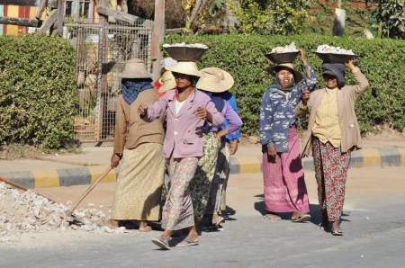 To nie jest kadr z filmu z lat 30-tych, tylko tak w XXI wieku buduje się drogi w Birmie