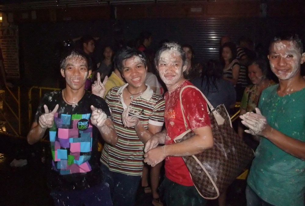 Podczas Songkran laniu wodą towarzyszy smarowanie twarzy kredą w ramach błogosławieństwa