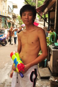 Miejski wojownik z bronią najnowszej generacji