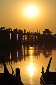 Ponad kilometrowy drewniany most Ubein niedaleko Mandalay jest jak zwornik, wokół którego gromadzi się całe okoliczne życie