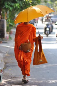 Parasol od słońca oraz misa i torba na jałmużnę to jedyny dobytek buddyjskich mnichów