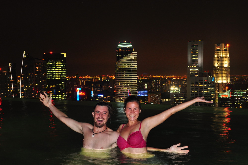 Kamienna twarz, pewny krok, odwrócenie uwagi strażników i na basen na dachu Marina Bay Sands wbiliśmy się na krzywy ryj