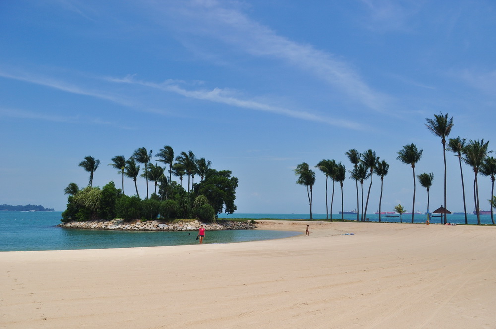 Sentosa - sztuczne plaże, piasek importowany z Malezji i tylko tankowce prawdziwe