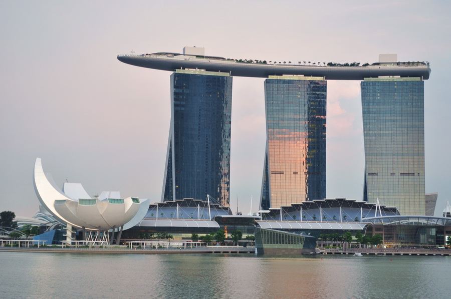 Marina Bay Sands - trzy budynki hotelu połączone dachem. Taras widokowy, ogród, basen - te sprawy