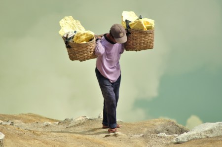Płaskowyż Ijen - kopalnia siarki w kraterze wulkanu