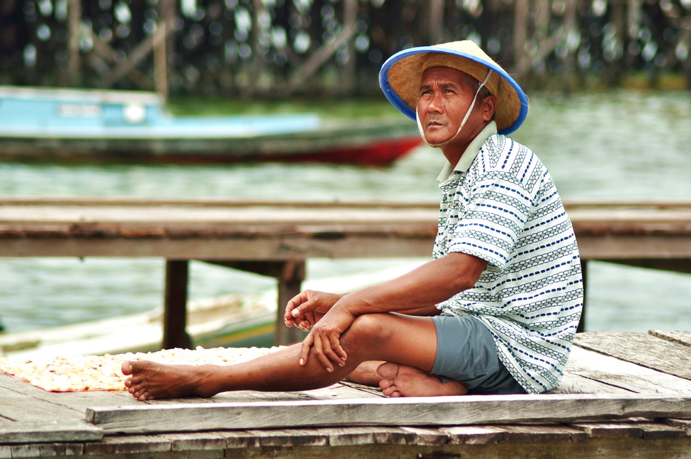 Suszenie ryb na pomoście na Derawanie