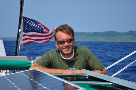 44 lata. Bez adresu zamieszkania, bez samochodu, bez pracy. Pływający dom na oceanie i szczęście na twarzy.