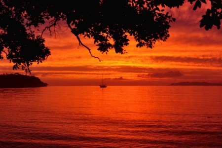 I choć zapewne trudno w to uwierzyć, zdjęcie tego salomońskiego zachodu nie jest nawet w najmniejszycm stopniu modyfikowane :)