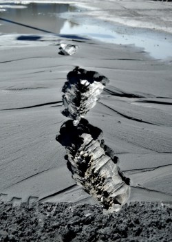 Kratery z płynnym błotem na chodnikach (liquefaction)