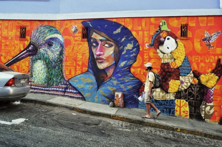 Surrealizm na ulicy, czyli wielki ptak, dziwak i vagabunda w obcierających do krwi klapkach