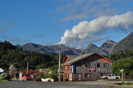 Wulkan Chaiten, nawet po 4 latach, wciąż daje czadu, lepiej niż EC Siekierki. A miasteczko, niczym Feniks za pieniądze podatników, powoli odradza się z popiołów