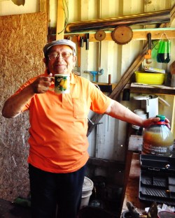 A bimber z jabłek się pędzi w drewutni. Kopie aż miło.