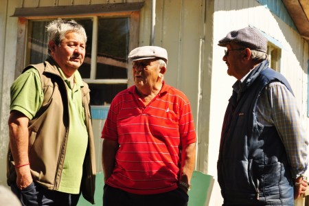 - Jak tam, Heniek? Niosą się kury? - Niosą, niosą, ale w tym roku całe żyto mi się położyło przez te deszcze.