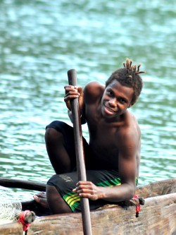 Na wyspie Tanna na Vanuatu tradycja tętni najmocniej, co wcale nie znaczy, że miejscowi w ręcznie dłubanych kanu nie wolą chodzić w szortach i koszulkach niż w spódniczkach z trawy