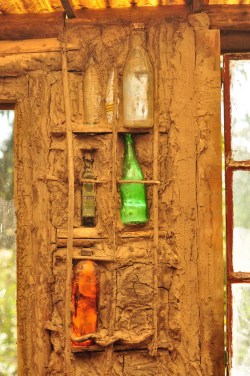 Mieszkańcy delty budują ekodomy. Tu ściana frontowa jednego z domów zbudowana z gliny, piasku oraz siana o konstrukcji wzmocnionej butelkami.