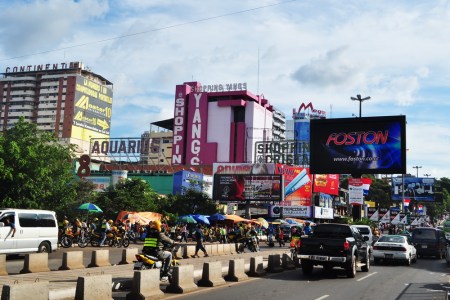 Centra handlowe wypchane elektroniką wyrastają bezpośrednio na granicy