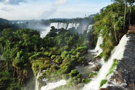 Wodospady Iguazú. Daleko w tle buchający jak z wulkanu dym to niewątpliwy znak, że tam czai się Gardziel Diabła