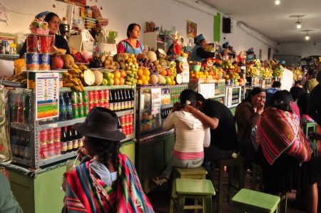 - Do mnie, kochaniutka, do mnie! Najlepsze soczki tylko u mnie. Bananowy? Tumbo? Ananasowy? A może sałateczka? - Do mnie, kochaniutka, do mnie! Najlepsze soczki tylko u mnie. Bananowy? Tumbo? Ananasowy? A może sałateczka?
