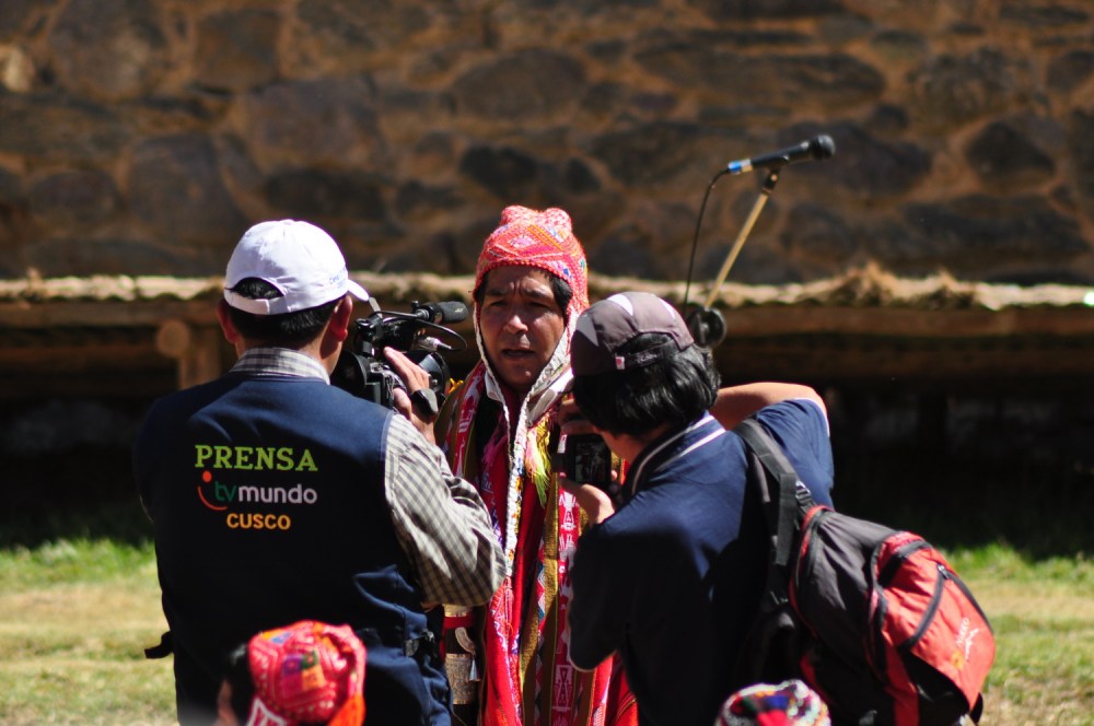 Wojownik Inków udziela wywiadu po zwycięskiej bitwie