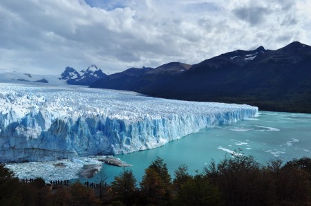 Lodowiec Perito Moreno, szeroki na 5 kilometrów i wyższy niż 20-piętrowy wieżowiec przyciąga tłumy